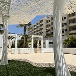 Ocean Garden 2br Climatized Pool & Parking شقة *